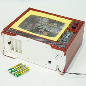 New arrive Noel Xmas carollers family scene water spinning tabletop BO Retro TV musical led snow globe